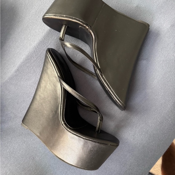 Shoes - Elegant Black Wedge Sandals